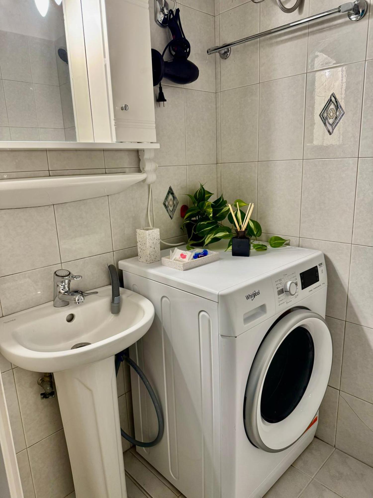 Sun Apartment *